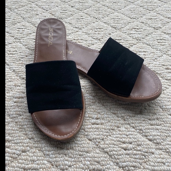 Fits like an 8-Black flat slide sandals - Picture 3 of 5